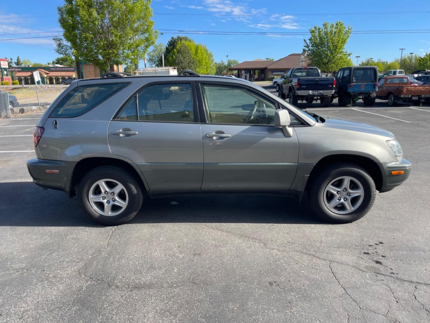 2000 Lexus RX 300 AWD (JT6HF10U4Y0) with an 3.0L V6 DOHC 24V engine, 4-Speed Automatic Overdrive transmission, located at 813 E Fairview Ave, Meridian , ID, 83642, (208) 336-8230, 43.618851, -116.384010 - Photo#4